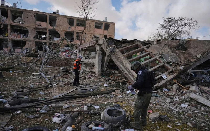 Hiện trường vụ tấn công tên lửa của Iran tại Dimona, miền Nam Israel, ngày 22/3/2026. Nguồn: AP