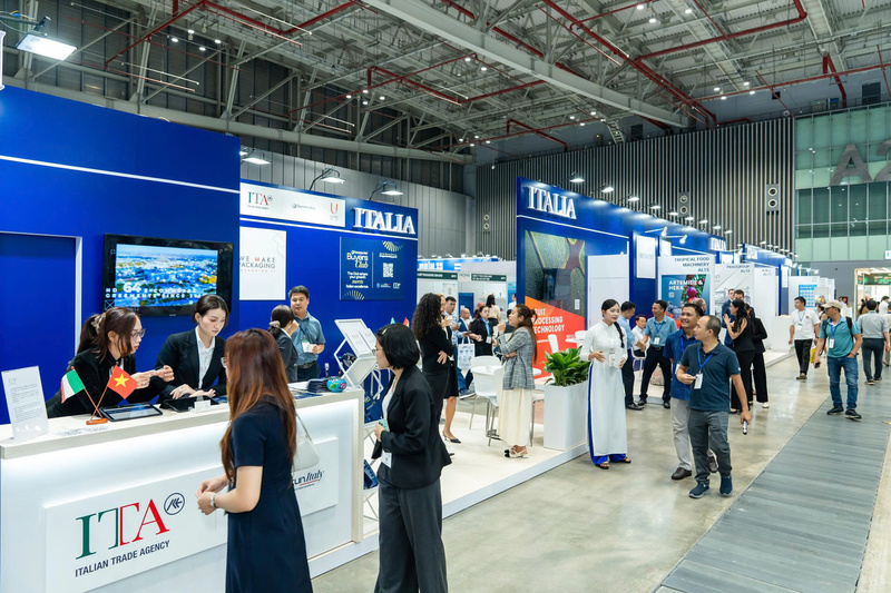 Khách tham quan tìm hiểu công nghệ đóng gói tiên tiến của Ý. Ảnh: ITA