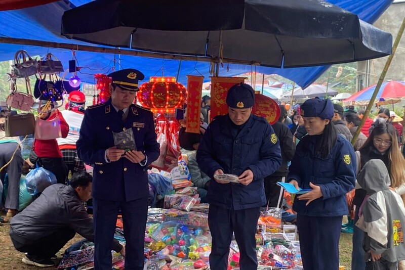 Lực lượng Quản lý thị trường tỉnh Thái Nguyên giám sát hoạt động kinh doanh tại các chợ phiên trên địa bàn tỉnh.