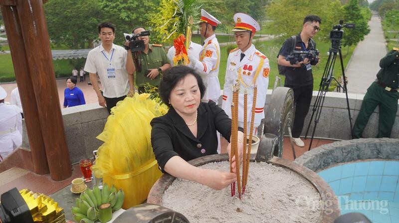 Phó Thủ tướng Chính phủ Phạm Thị Thanh Trà dâng hương tại Thành cổ Quảng Trị