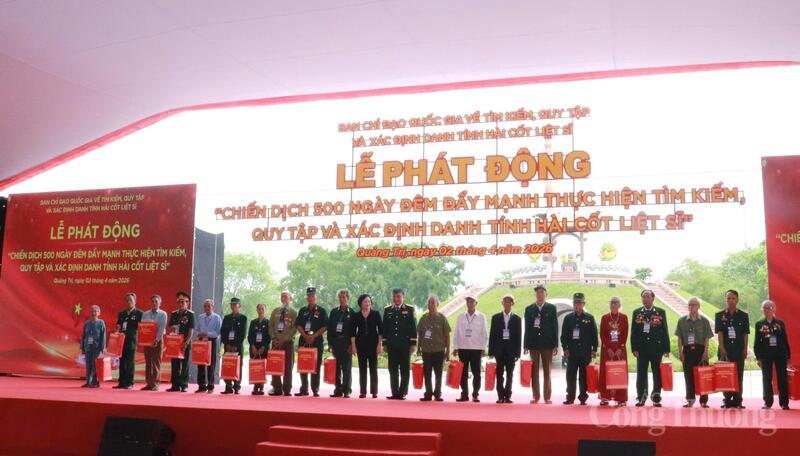 Phó Thủ tướng Phạm Thị Thanh Trà tặng quà cho các đối tượng chính sách