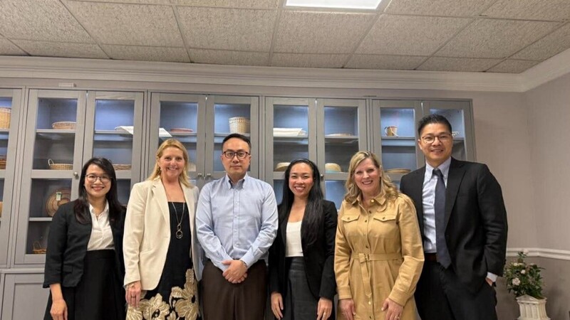 Đại diện Thương vụ Việt Nam tại Washington D.C. (Hoa Kỳ) chụp hình lưu niệm cùng đại diện doanh nghiệp Hoa Kỳ.