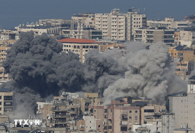 Khói bốc lên từ những toà nhà sau vụ tấn công của Israel vào khu vực Haret Hreik, phía Nam thủ đô Beirut, Liban. Ảnh: TTXVN