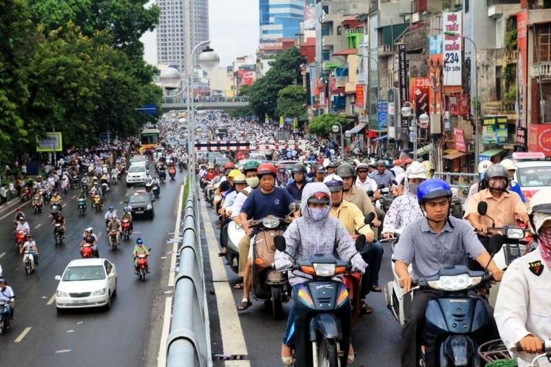 Hà Nội chuẩn bị cấm xe máy xăng tại vùng phát thải thấp. Ảnh: CM