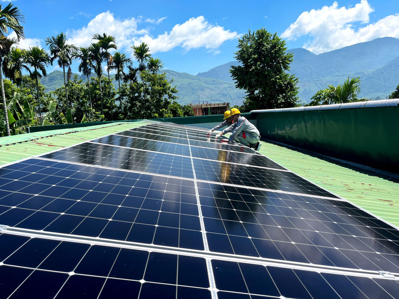 Tỉnh Quảng Ngãi cũng đang tích cực thúc đẩy phát triển điện mặt trời mái nhà nhằm khai thác hiệu quả nguồn năng lượng tái tạo, góp phần giảm áp lực cho hệ thống điện. Ảnh: Tuệ Lâm