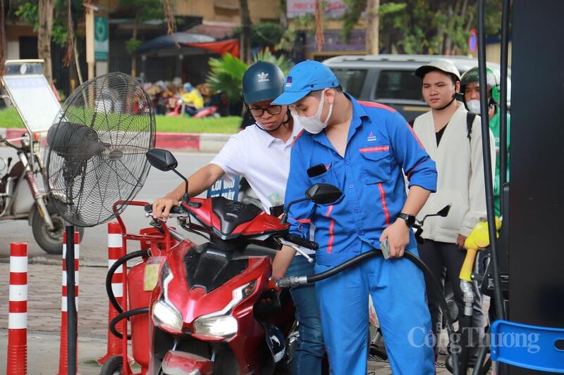 Giá xăng dầu hôm nay 8/4 giảm rất mạnh.