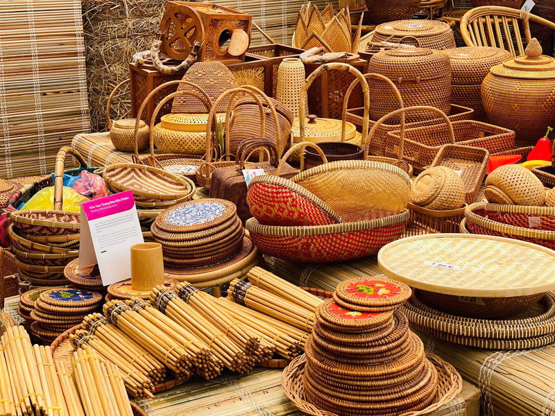 Tại khu vực mây tre đan, qua nhiều thế hệ, sản phẩm thủ công này vẫn giữ được nét tinh xảo, bền đẹp vốn có trong từng đường đan lát và mang đậm giá trị văn hóa truyền thống. Ảnh: Mai Linh