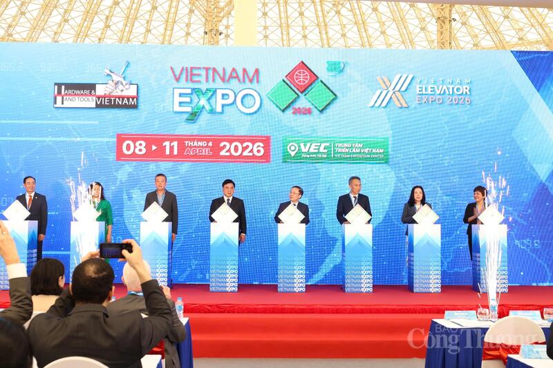 Các đại biểu bấm nút khai mạc hội chợ. Ảnh: Đỗ Nga
