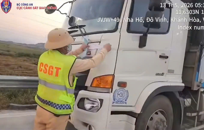 Lực lượng Cảnh sát giao thông tiến hành niêm phong, tạm giữ phương tiện trong 7 ngày theo quy định. Ảnh: Cục Cảnh sát giao thông