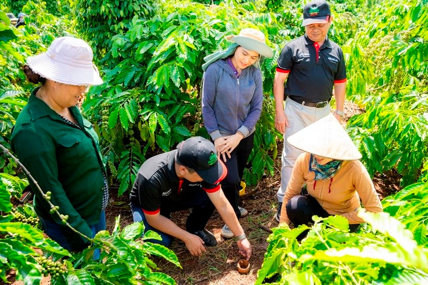 can-bo-ho-tro-nong-nghiep-cua-nestle-viet-nam-huong-dan-nong-dan-trong-ca-phe-thuc-hanh-canh-tac-nong-nghiep-tai-sinh-1-.jpg