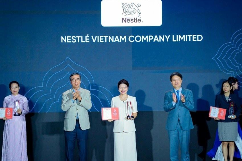 nestle-viet-nam-duoc-vinh-danh-_top-10-doanh-nghiep-fdi-phat-trien-ben-vung_-tai-hang-muc-phat-trien-chuoi-gia-tri-nong-nghiep-ben-vung-tai-le-trao-giai-rong-vang-2026-2-.jpeg