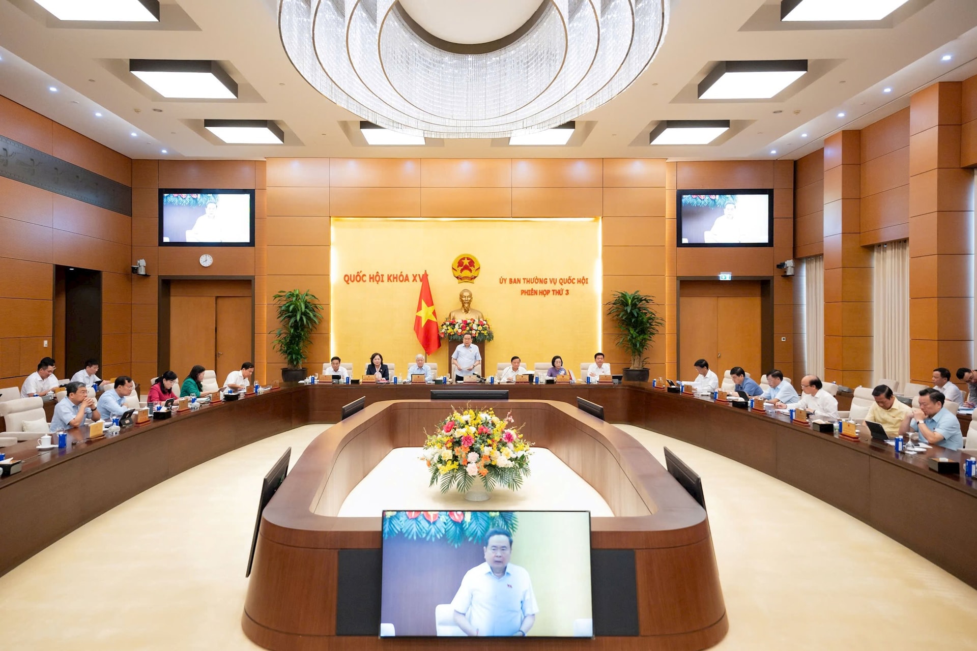 phien-hop-thu-3-ubtvqh.jpg