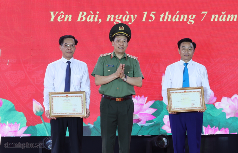 Ban chỉ đạo thực hiện phong trào Toàn dân bảo vệ an ninh Tổ quốc Trung ương trao tặng bằng khen cho tập thể, cá nhân xã Yên Bài. Ảnh: VGP/Phương Nguyên