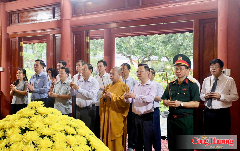 Bí thư Tỉnh ủy Lai Châu Lê Minh Ngân và các đại biểu thực hiện nghi thức khánh thành công trình trong không khí trang nghiêm, thành kính.