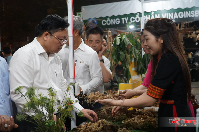 Lãnh đạo TP. Đà Nẵng tham quan gian hàng sản phẩm sâm Ngọc Linh và dược liệu của xã Trà Linh tại chương trình giới thiệu, quảng bá sản phẩm sâm Ngọc Linh và dược liệu Đà Nẵng năm 2026