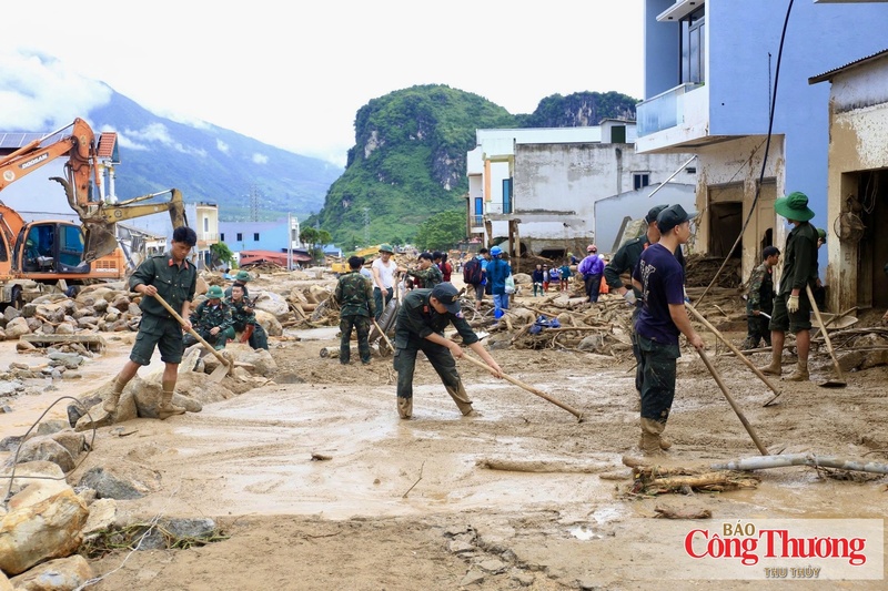 Hàng trăm cán bộ, chiến sĩ công an, quân đội cùng chính quyền địa phương và các tổ chức thiện nguyện ngày đêm bám hiện trường, chung tay giúp người dân xã Mường Than vượt qua hoạn nạn, từng bước ổn định cuộc sống.
