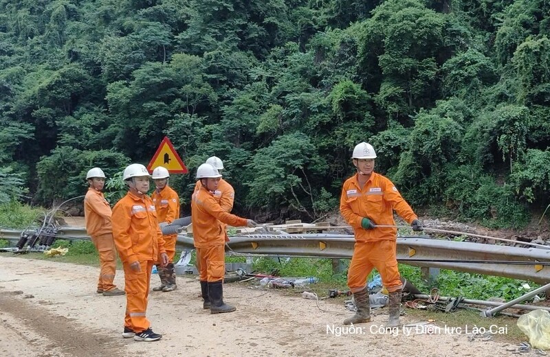 Các tổ công tác phối hợp kéo dây, hoàn thiện những hạng mục cuối cùng trước khi đóng điện.