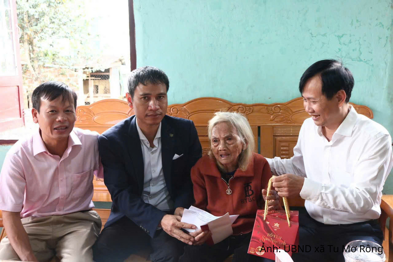 Lãnh đạo UBND xã Tu Mơ Rông trao tặng quà cho Mẹ Việt Nam Anh hùng Y Tría