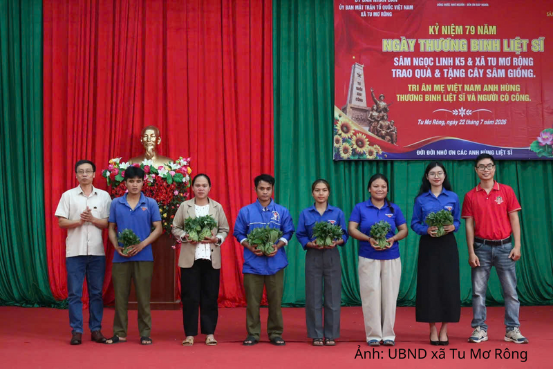 Những đoàn viên thanh niên xuất sắc được trao tặng cây giống sâm Ngọc Linh