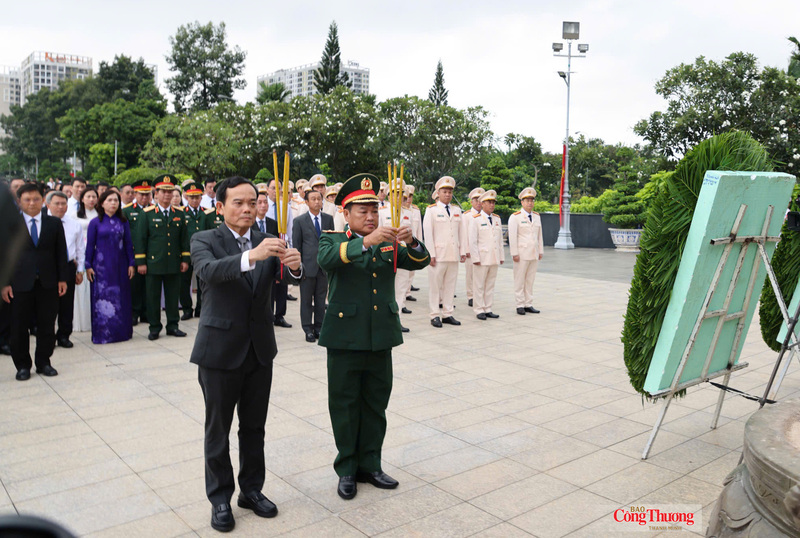 Bí thư Thành ủy TP. Hồ Chí Minh Trần Lưu Quang và Trung tướng Trần Vinh Ngọc, Chính ủy Quân khu 7, dâng hương tại Nghĩa trang Liệt sĩ TP. Hồ Chí Minh.