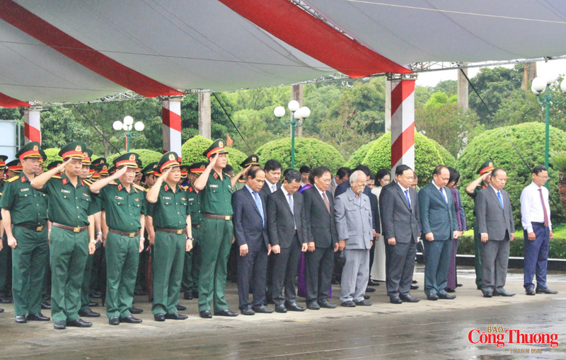 Trong không khí trang nghiêm, các đồng chí lãnh đạo tỉnh cùng đại biểu đã thành kính dâng hoa, bày tỏ lòng biết ơn vô hạn và tưởng nhớ công lao trời biển của Chủ tịch Hồ Chí Minh - anh hùng giải phóng dân tộc, lãnh tụ thiên tài của Đảng và Nhân dân, nhà văn hóa kiệt xuất của Việt Nam, người chiến sĩ lỗi lạc của phong trào cộng sản và công nhân quốc tế.