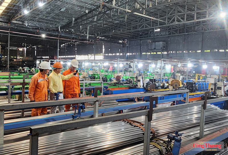 Nhân viên ngành điện TP. Hồ Chí Minh tăng cường tuyên truyền, vận động thực hiện sử dụng điện an toàn, tiết kiệm đến người dân, doanh nghiệp.
