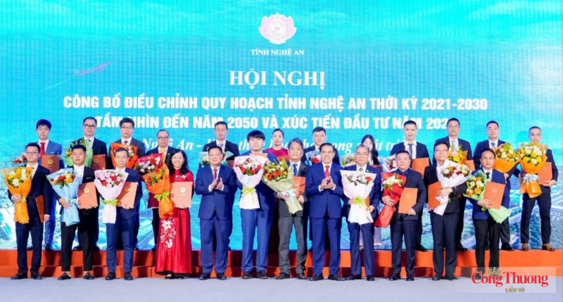 Lãnh đạo tỉnh Nghệ An trao quyết định chấp thuận chủ trương đầu tư, giấy chứng nhận đăng ký đầu tư và biên bản ghi nhớ, thỏa thuận hợp tác đầu tư đối với 25 dự án