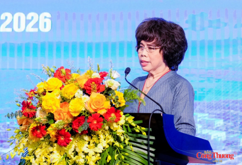 Anh hùng Lao động Thái Hương, Nhà sáng lập kiêm Chủ tịch Hội đồng Chiến lược Tập đoàn TH, Tổng giám đốc Ngân hàng TMCP Bắc Á phát biểu tham luận tại hội nghị.