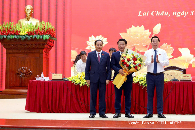 Ủy viên Trung ương Đảng, Bí thư Tỉnh ủy, Chủ tịch HĐND tỉnh Lai Châu Lê Minh Ngân và Chủ tịch UBND tỉnh Lai Châu Hà Quang Trung tặng hoa chúc mừng ông Lý Công Hậu.