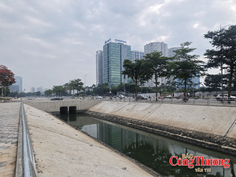 10 dự án khẩn cấp giai đoạn I cơ bản đã hoàn thành và đưa vào vận hành, phục vụ giải quyết úng ngập trong các trận mưa vừa qua. Ảnh chụp Dự án Cải tạo, nâng cấp, xây dựng mới một số hạng mục công trình tiêu thoát nước đoạn qua đường Xuân Tảo.