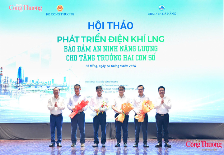 Tổng Biên tập Báo Công Thương Nguyễn Văn Minh và lãnh đạo Sở Công Thương thành phố Đà Nẵng tặng hoa cám ơn các đơn vị đồng hành cùng Hội thảo.
