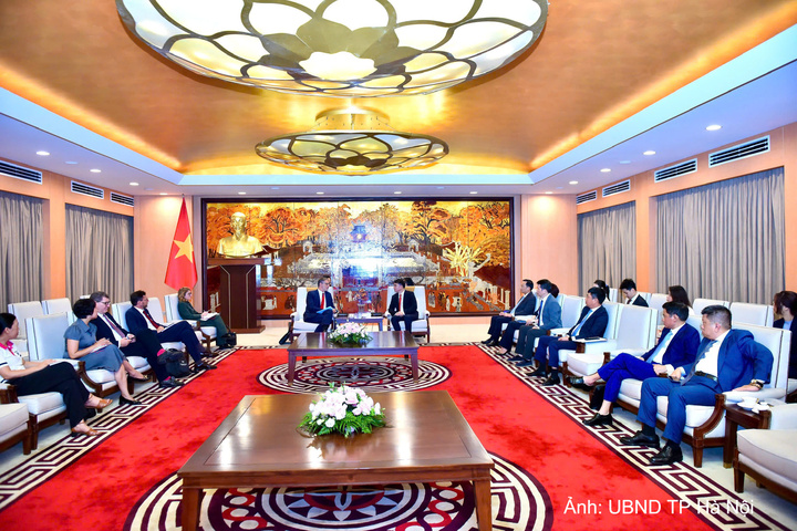 Đoàn Thành phố Hà Nội và đoàn Đại sứ Pháp tại buổi tiếp. Ảnh: UBND Thành phố Hà Nội