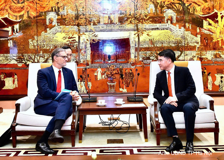 Phó Chủ tịch UBND Thành phố Hà Nội Nguyễn Xuân Lưu tiếp Đại sứ Đặc mệnh toàn quyền Cộng hòa Pháp tại Việt Nam Olivier Brochet. Ảnh: UBND Thành phố Hà Nội