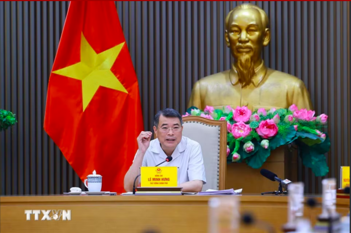 Thủ tướng Lê Minh Hưng chủ trì cuộc họp về Dự thảo Nghị định sửa đổi, bổ sung của Chính phủ về kinh doanh xăng dầu. (Ảnh: Dương Giang/TTXVN)