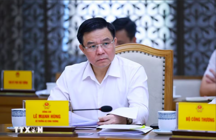 Bộ trưởng Bộ Công Thương Lê Mạnh Hùng tham dự cuộc họp về Dự thảo Nghị định sửa đổi, bổ sung của Chính phủ về kinh doanh xăng dầu. (Ảnh: Dương Giang/TTXVN)