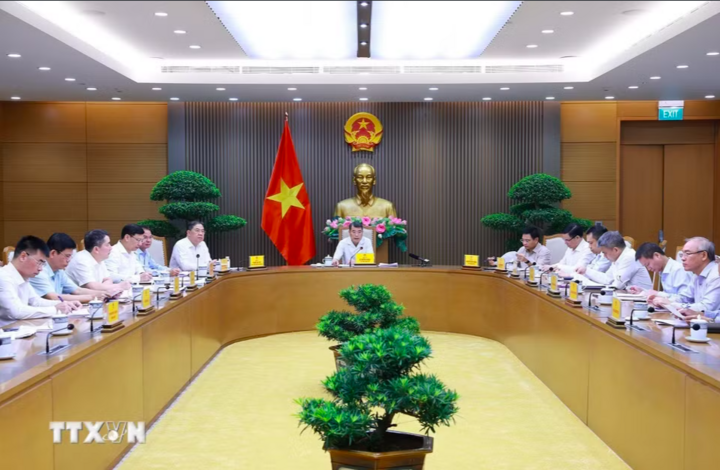Thủ tướng Lê Minh Hưng chủ trì cuộc họp về Dự thảo Nghị định sửa đổi, bổ sung của Chính phủ về kinh doanh xăng dầu. (Ảnh: Dương Giang/TTXVN)