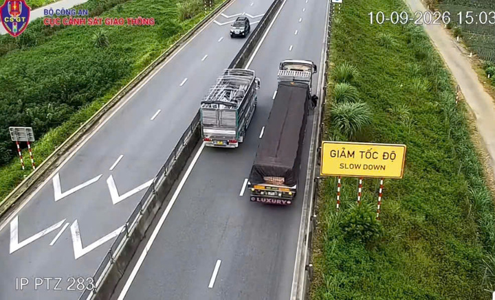 Xe đầu kéo gặp sự cố trên cao tốc không đặt biển cảnh báo “Chú ý xe đỗ” về phía sau xe với khoảng cách tối thiểu 150 m theo quy định.