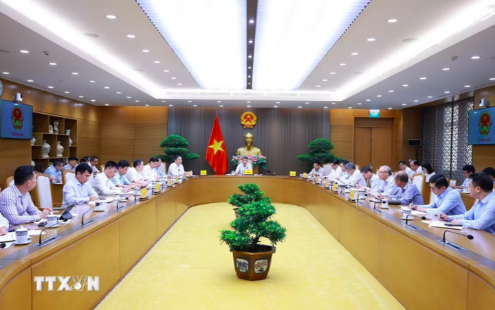 Thủ tướng Lê Minh Hưng chủ trì cuộc họp về Dự thảo Nghị định sửa đổi, bổ sung của Chính phủ về kinh doanh xăng dầu. (Ảnh: Dương Giang/TTXVN)