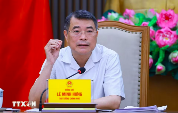 Thủ tướng Lê Minh Hưng chủ trì cuộc họp về Dự thảo Nghị định sửa đổi, bổ sung của Chính phủ về kinh doanh xăng dầu. (Ảnh: Dương Giang/TTXVN)