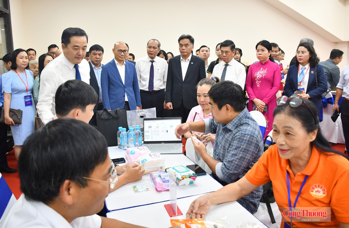 Thứ trưởng Bộ Công Thương Lương Hoàng Thái, lãnh đạo TP. Hồ Chí Minh và các đại biểu tham quan khu kết nối cung - cầu tại sự kiện.