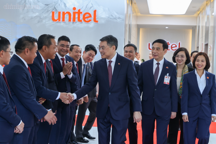 Thủ tướng Lê Minh Hưng tới thăm, làm việc với Công ty Star Telecom (Unitel) - dự án đầu tư của Tập đoàn Công nghiệp – Viễn thông Quân đội (Viettel) tại Lào. Ảnh: chinhphu.vn/Nhật Bắc