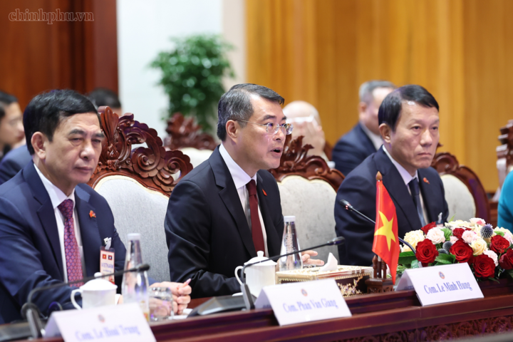 Thủ tướng Lê Minh Hưng thông tin về kết quả hội đàm với Thủ tướng Saleumxay Kommasith và hội kiến với Tổng Bí thư, Chủ tịch nước Thongloun Sisoulith. Ảnh: chinhphu.vn/Nhật Bắc