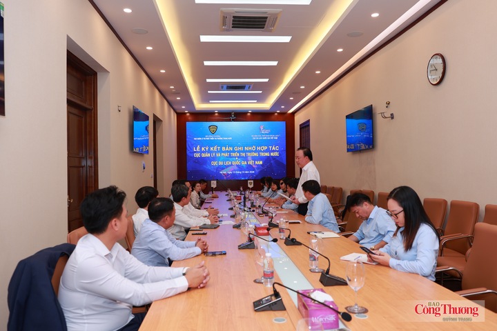 Toàn cảnh lễ ký kết Bản ghi nhớ hợp tác giữa Cục Quản lý và Phát triển thị trường trong nước và Cục Du lịch Quốc gia Việt Nam ngày 15/10