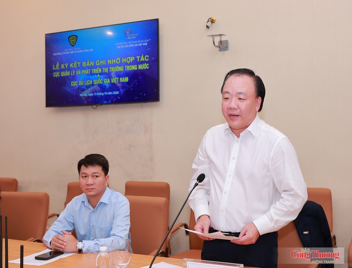 Ông Trần Hữu Linh, Cục trưởng Cục Quản lý và Phát triển thị trường trong nước, phát biểu tại lễ ký kết