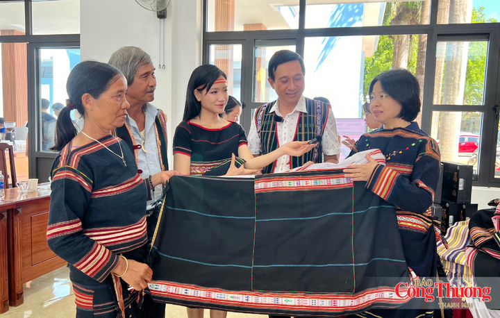 Không chỉ giới thiệu nông sản, chương trình còn mang đến những sản phẩm thổ cẩm thủ công của đồng bào Jrai.