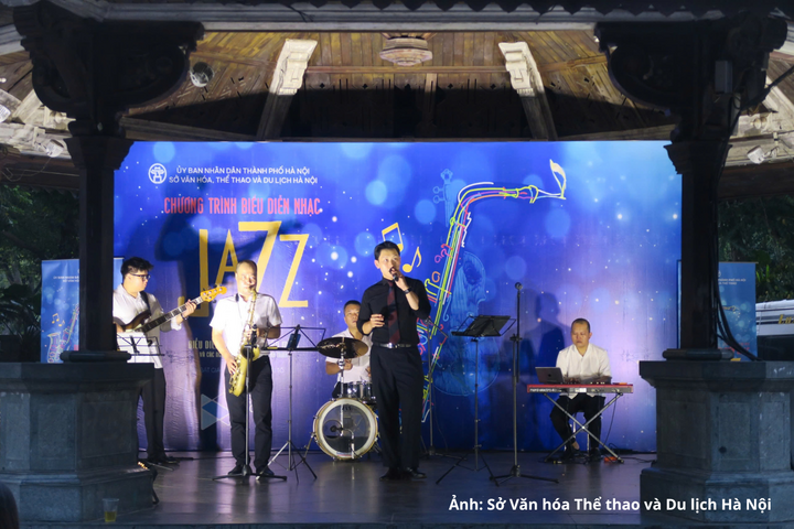 Những giai điệu jazz quốc tế hòa quyện cùng ca khúc Việt Nam, mang đến không gian thưởng thức âm nhạc đa sắc màu giữa lòng Thủ đô.